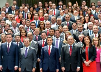 50828139. México.- Diputados federales electos del PRI y del PVEM se reunieron hoy con el presidente Enrique Peña Nieto, en Los Pinos, con el objetivo de analizar diversos aspectos del acontecer nacional y revisaron temas que abordarán en la próxima LXIII Legislatura de la Cámara de Diputados. 
NOTIMEX/FOTO/PRESIDENCIA/COR/POL