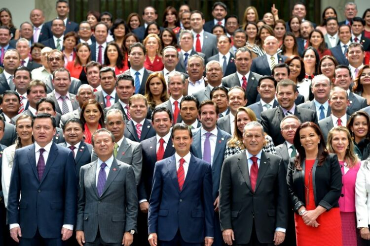 50828139. México.- Diputados federales electos del PRI y del PVEM se reunieron hoy con el presidente Enrique Peña Nieto, en Los Pinos, con el objetivo de analizar diversos aspectos del acontecer nacional y revisaron temas que abordarán en la próxima LXIII Legislatura de la Cámara de Diputados. 
NOTIMEX/FOTO/PRESIDENCIA/COR/POL