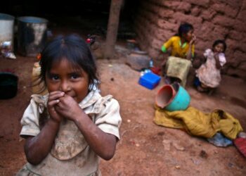 Tres niñas indígenas nahuas en el interior de su casa. México cuenta con tasas de pobreza infantil superiores al 20% segun informe para el desarrollo 2004 de la ONU.