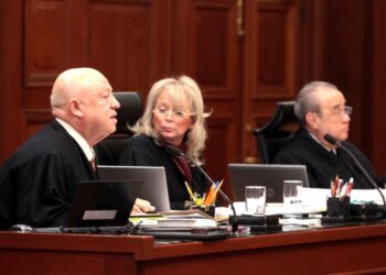 G31011134. JPGMÉXICO, D.F. SCJN-Sesión.- Los ministros Guillermo Ortiz, Olga Sánchez y Sergio Valls, durante la sesión de la Suprema Corte de Justicia de la Nación (SCJN), la tarde de este lunes. RML. Foto: Agencia EL UNIVERSAL/ Juan Boites