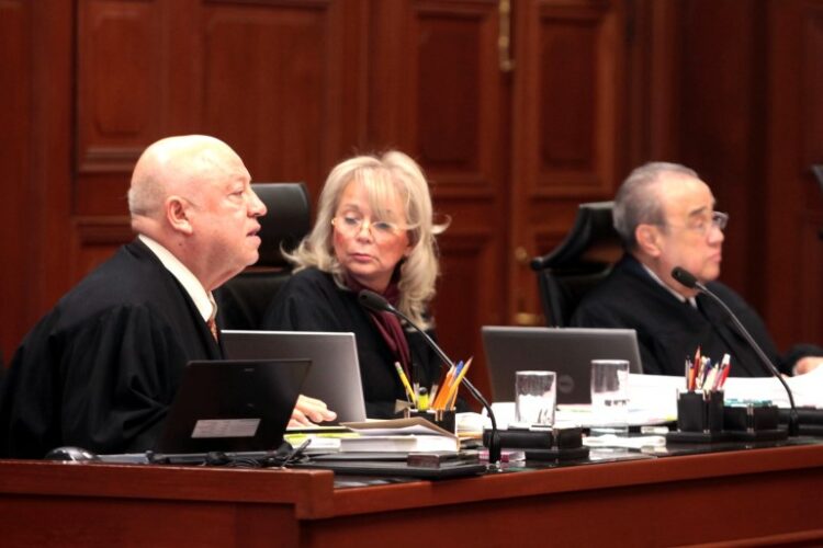 G31011134. JPG
MÉXICO, D.F. SCJN-Sesión.- Los ministros Guillermo Ortiz, Olga Sánchez y Sergio Valls, durante la sesión de la Suprema Corte de Justicia de la Nación (SCJN), la tarde de este lunes. RML. Foto: Agencia EL UNIVERSAL/ Juan Boites