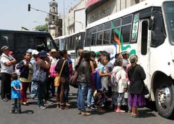 MÉXICO, D.F., 06OCTUBRE2015.- Integrantes del Movimiento Antorchista, quienes exigieron a las autoridades la aparición del compañero Manuel Serrano, se reunieron en la Alameda Central en donde fueron encapsulados por decenas de granaderos. Después de un par de horas, los manifestantes se retiraron a bordo de camiones que se encontraban sobre Av. Hidalgo. FOTO: MARÍA JOSÉ MARTÍNEZ /CUARTOSCURO.COM
