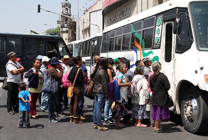 MÉXICO, D.F., 06OCTUBRE2015.- Integrantes del Movimiento Antorchista, quienes exigieron a las autoridades la aparición del compañero Manuel Serrano, se reunieron en la Alameda Central en donde fueron encapsulados por decenas de granaderos. Después de un par de horas, los manifestantes se retiraron a bordo de camiones que se encontraban sobre Av. Hidalgo.
FOTO: MARÍA JOSÉ MARTÍNEZ /CUARTOSCURO.COM