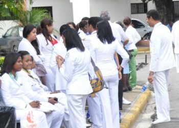 El País / Huelga Se cumple totalmente el paro de labores convocado por el Colegio Médico Dominicano (CMD) en diferentes hospitales en demanda de que se les incluya un aumento salarial por los servicios que ofrecen, en el presupuesto del próximo año,  En el hospitales Moscoso Puello, Se observan decenas de médicos que están apostados frente al centros de salud y han reforzado las áreas de emergencia, Hoy / Francisco Reyes / 30 / 09 / 2013 /