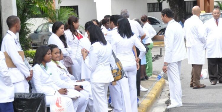 El País / Huelga Se cumple totalmente el paro de labores convocado por el Colegio Médico Dominicano (CMD) en diferentes hospitales en demanda de que se les incluya un aumento salarial por los servicios que ofrecen, en el presupuesto del próximo año,  En el hospitales Moscoso Puello, Se observan decenas de médicos que están apostados frente al centros de salud y han reforzado las áreas de emergencia, Hoy / Francisco Reyes / 30 / 09 / 2013 /