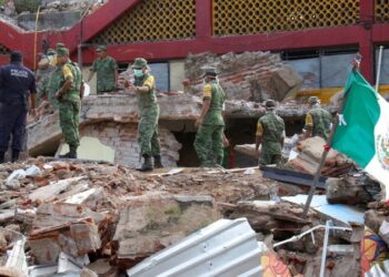 Soldados remueven escombros de un edificio colapsado después de un terremoto en Juchitan, Oaxaca, México, el viernes 8 de septiembre de 2017. Uno de los sismos más fuertes que ha azotado a México en la costa del Pacífico ha dejado a más de 30 fallecidos hasta el momento. (AP Foto/Luis Alberto Cruz)