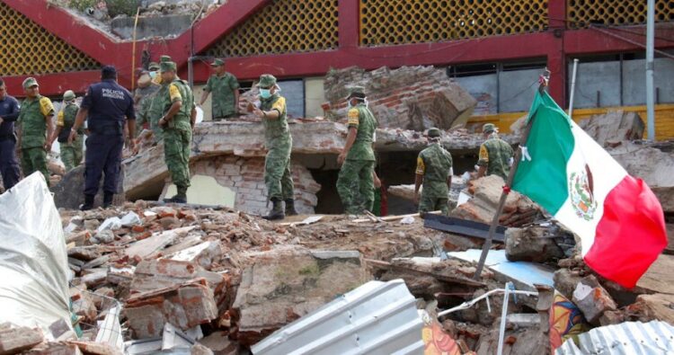 Soldados remueven escombros de un edificio colapsado después de un terremoto en Juchitan, Oaxaca, México, el viernes 8 de septiembre de 2017. Uno de los sismos más fuertes que ha azotado a México en la costa del Pacífico ha dejado a más de 30 fallecidos hasta el momento. (AP Foto/Luis Alberto Cruz)