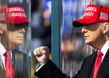 -FOTODELDÍA- Lititz (Estados Unidos), 03/11/2024.- El ex Presidente de los Estados Unidos y actual candidato presidencial republicano, Donald Trump, se dirige a sus partidarios en un mitin de campaña en Lititz, Pensilvania, EE.UU., el 03 de noviembre de 2024. EFE/JIM LO SCALZO