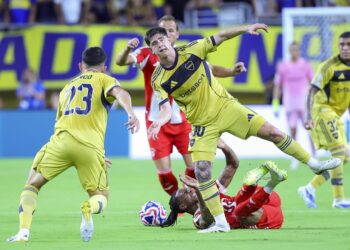 MIAMI (United States), 20/06/2025.- Michael Olise of Bayern Munich (Bottom) and Tomas Belmonte of Boca Juniors (Top) fight for possession of the ball during the first half of the FIFA Club World Cup 2025 match between FC Bayern Munich and CA Boca Juniors in Miami, Florida, USA, 20 June 2025. (Mundial de Fútbol) EFE/EPA/CRISTOBAL HERRERA-ULASHKEVICH