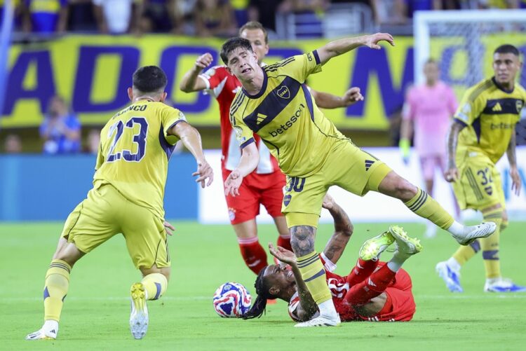 MIAMI (United States), 20/06/2025.- Michael Olise of Bayern Munich (Bottom) and Tomas Belmonte of Boca Juniors (Top) fight for possession of the ball during the first half of the FIFA Club World Cup 2025 match between FC Bayern Munich and CA Boca Juniors in Miami, Florida, USA, 20 June 2025. (Mundial de Fútbol) EFE/EPA/CRISTOBAL HERRERA-ULASHKEVICH