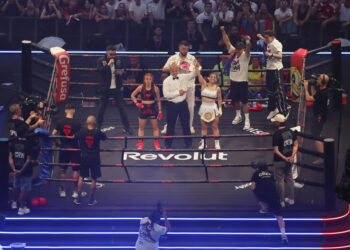 SEVILLA, 26/07/2025.- Las creadoras de contenido Alana (d) y Ari Geli en su pelea este sábado, durante la Velada de laño V organizada por el creador de contenido Ibai Llanos, en el Estadio La Cartuja de Sevilla. EFE/ Jose Manuel Vidal