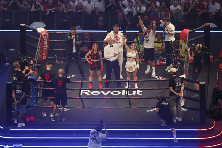 SEVILLA, 26/07/2025.- Las creadoras de contenido Alana (d) y Ari Geli en su pelea este sábado, durante la Velada de laño V organizada por el creador de contenido Ibai Llanos, en el Estadio La Cartuja de Sevilla. EFE/ Jose Manuel Vidal
