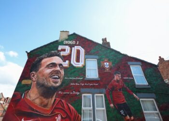 LIVERPOOL (United Kingdom), 21/07/2025.- Un mural en honor al fallecido futbolista Diogo Jota y a su hermano Andre Silva adorna el costado de una casa cerca del estadio Anfield en Liverpool, Gran Bretaña, el 21 de julio de 2025. El mural fue pintado por el artista Paul Curtis en memoria del exdelantero del Liverpool, quien murió en un accidente automovilístico en España junto con su hermano Andre Silva el 3 de julio. EFE/ADAM VAUGHAN