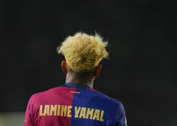 BARCELONA, 30/04/2025.- El delantero del FC Barcelona, Lamine Yamal, durante el encuentro correspondiente a la ida de las semifinales de la Liga de Campeones que disputan hoy miércoles FC Barcelona e Inter en el estadio Olímpico Lluis Company, en Barcelona. EFE / Siu Wu.