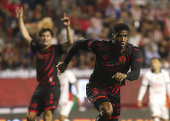 MEX3314. TIJUANA (MÉXICO), 12/07/2024.- José Zúñiga (d) de Tijuana celebra un gol durante un partido de la jornada 2 de la Liga MX entre Tijuana y Guadalajara, este viernes en el estadio Caliente, en la ciudad de Tijuana, en Baja California (México). EFE/ Alejandro Zepeda