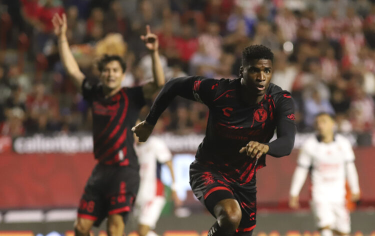 MEX3314. TIJUANA (MÉXICO), 12/07/2024.- José Zúñiga (d) de Tijuana celebra un gol durante un partido de la jornada 2 de la Liga MX entre Tijuana y Guadalajara, este viernes en el estadio Caliente, en la ciudad de Tijuana, en Baja California (México). EFE/ Alejandro Zepeda