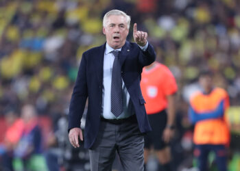 AME3549. GUAYAQUIL (ECUADOR), 05/06/2025.- El entrenador de Brasil, Carlo Ancelotti, da instrucciones este jueves, durante un partido de las eliminatorias sudamericanas para el Mundial de 2026 entre  las selecciones de Ecuador y Brasil en el estadio Monumental Isidro Romero Carbo en Guayaquil (Ecuador). EFE/ José Jacome