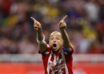 GUADALAJARA (MÉXICO), 08/03/2025.- Javier Hernández de Guadalajara reacciona este sábado, en un partido de la jornada 11 del torneo clausura 2025 de la liga mexicana de fútbol disputado en el Estadio Akron en Guadalajara, Jalisco (México). EFE/Francisco Guasco