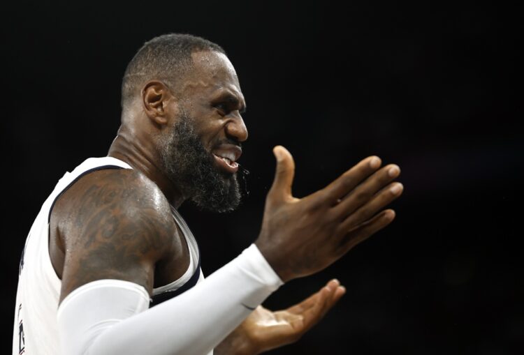 Paris (France), 08/08/2024.- Lebron James of USA reacts during the Men's semi final match between USA and Serbia of the Basketball competitions in the Paris 2024 Olympic Games, at the South Paris Arena in Paris, France, 08 August 2024. (Baloncesto, Francia) EFE/EPA/YOAN VALAT