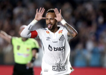 AME904. SANTOS (BRASIL), 16/02/2025.- Neymar de Santos celebra un gol este domingo, durante un partido del Campeonto Paulista entre Santos y Água Santa, en el Estadio Urbano Caldeira en Santos (Brasil). EFE/ Guilherme Dionizio