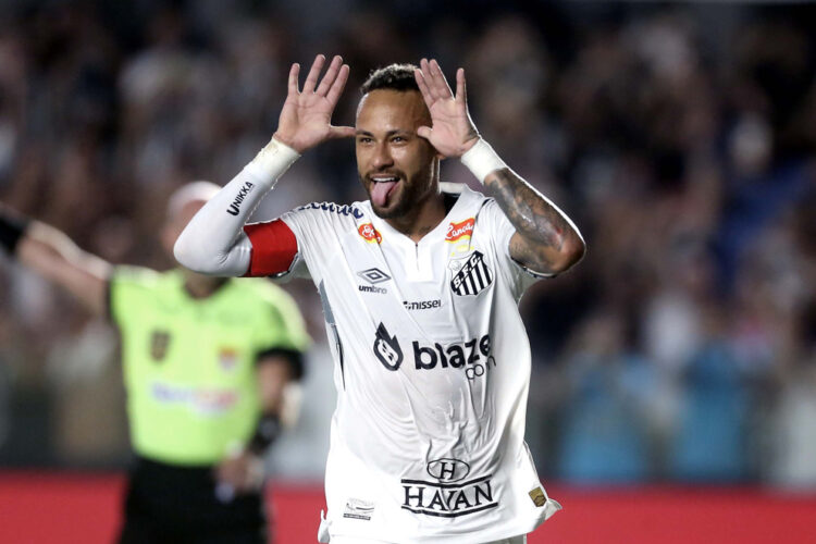 AME904. SANTOS (BRASIL), 16/02/2025.- Neymar de Santos celebra un gol este domingo, durante un partido del Campeonto Paulista entre Santos y Água Santa, en el Estadio Urbano Caldeira en Santos (Brasil). EFE/ Guilherme Dionizio