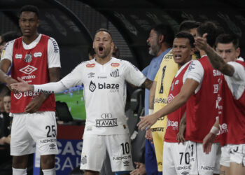 -FOTODEDÍA- AME8265. SAO PAULO (BRASIL), 09/03/2025.- Neymar (c) de Santos reclama este domingo, en un partido del campeonato Paulista entre Club Corinthians y Santos Futebol en el estadio Neo Química Arena en Sao Paulo (Brasil). EFE/ Sebastiao Moreira