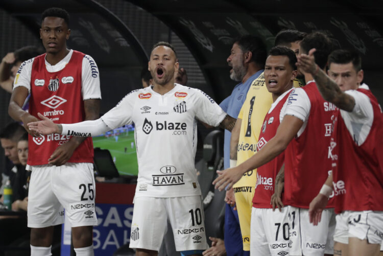-FOTODEDÍA- AME8265. SAO PAULO (BRASIL), 09/03/2025.- Neymar (c) de Santos reclama este domingo, en un partido del campeonato Paulista entre Club Corinthians y Santos Futebol en el estadio Neo Química Arena en Sao Paulo (Brasil). EFE/ Sebastiao Moreira