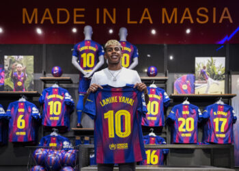 BARCELONA, 16/07/2025.- El Barcelona ha anunciado este miércoles que el delantero Lamine Yamal, que el 13 de julio cumplió 18 años y en mayo renovó hasta 2031, lucirá el dorsal '10' a partir del próximo curso, un movimiento que ratifica al joven talento catalán como la estrella del equipo y lo incluye en una selecta lista de la que forman parte otros ídolos como Leo Messi, Romario o Ronaldinho. EFE/ Enric Fontcuberta