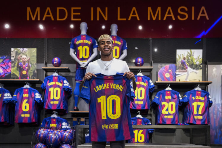 BARCELONA, 16/07/2025.- El Barcelona ha anunciado este miércoles que el delantero Lamine Yamal, que el 13 de julio cumplió 18 años y en mayo renovó hasta 2031, lucirá el dorsal '10' a partir del próximo curso, un movimiento que ratifica al joven talento catalán como la estrella del equipo y lo incluye en una selecta lista de la que forman parte otros ídolos como Leo Messi, Romario o Ronaldinho. EFE/ Enric Fontcuberta