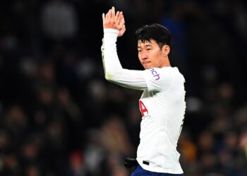 London (United Kingdom), 21/11/2021.- Tottenham's Son Heung-min applauds fans after the English Premier League soccer match between Tottenham Hotspur and Leeds United in London, Britain, 21 November 2021. (Reino Unido, Londres) EFE/EPA/FACUNDO ARRIZABALAGA EDITORIAL USE ONLY. No use with unauthorized audio, video, data, fixture lists, club/league logos or 'live' services. Online in-match use limited to 120 images, no video emulation. No use in betting, games or single club/league/player publications