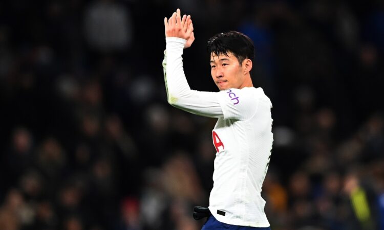 London (United Kingdom), 21/11/2021.- Tottenham's Son Heung-min applauds fans after the English Premier League soccer match between Tottenham Hotspur and Leeds United in London, Britain, 21 November 2021. (Reino Unido, Londres) EFE/EPA/FACUNDO ARRIZABALAGA EDITORIAL USE ONLY. No use with unauthorized audio, video, data, fixture lists, club/league logos or 'live' services. Online in-match use limited to 120 images, no video emulation. No use in betting, games or single club/league/player publications