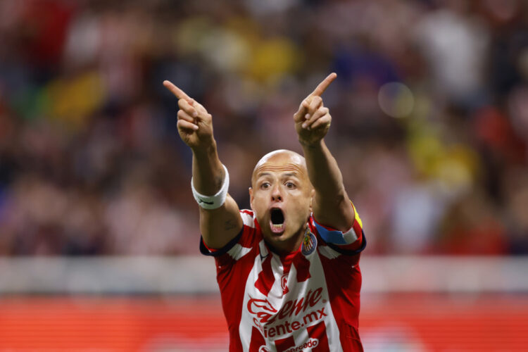 GUADALAJARA (MÉXICO), 08/03/2025.- Javier Hernández de Guadalajara reacciona este sábado, en un partido de la jornada 11 del torneo clausura 2025 de la liga mexicana de fútbol disputado en el Estadio Akron en Guadalajara, Jalisco (México). EFE/Francisco Guasco