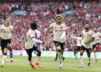 LONDON (United Kingdom), 10/08/2025.- Hugo Ekitike of Liverpool (C) celebrates scoring the 0-1 goal during the FA Community Shield match between Crystal Palace and Liverpool at the Wembley Stadium in London, Great Britain, 10 August 2025. (Gran Bretaña, Reino Unido, Londres) EFE/EPA/TOLGA AKMEN