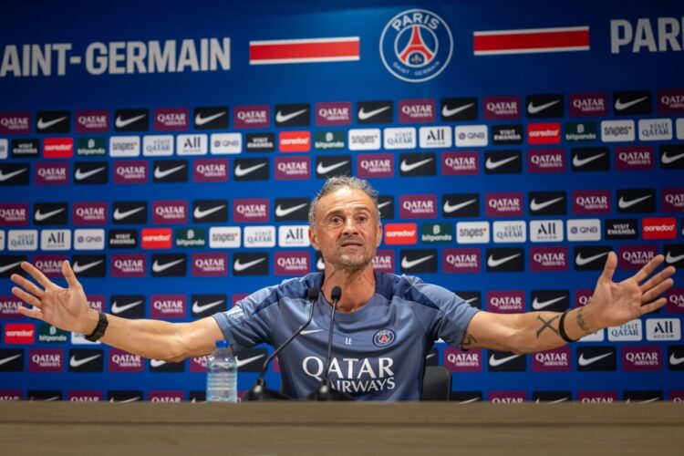 POISSY (France), 21/08/2025.- Paris Saint-Germain's head coach Luis Enrique speaks during a press conference after a training session at the PSG Campus training center in Poissy, west of Paris, France, 21 August 2025. PSG will face Angers in a Ligue 1 soccer match on 22 August. (Francia) EFE/EPA/CHRISTOPHE PETIT TESSON