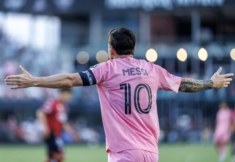 FORT LAUDERDALE (United States), 31/07/2025.- Inter Miami CF Forward Lionel Messi gestures during the soccer Leagues Cup 2025 soccer match between the Inter Miami CF and the Atlas FC in Fort Lauderdale, Florida, USA, 30 July 2025. The Leagues Cup is an annual soccer competition between clubs from Major League Soccer. EFE/EPA/CRISTOBAL HERRERA-ULASHKEVICH