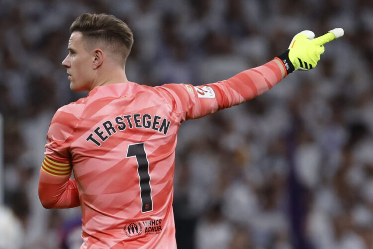 MADRID, 21/04/2024.- El guardameta alemán del FC Barcelona, Marc-André ter Stegen, durante el partido de la jornada 32 de LaLiga EA Sports entre Real Madrid y FC Barcelona, disputado este domingo en el estadio Santiago Bernabéu de Madrid. EFE/Juanjo Martín EFE/ Daniel González