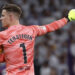 MADRID, 21/04/2024.- El guardameta alemán del FC Barcelona, Marc-André ter Stegen, durante el partido de la jornada 32 de LaLiga EA Sports entre Real Madrid y FC Barcelona, disputado este domingo en el estadio Santiago Bernabéu de Madrid. EFE/Juanjo Martín EFE/ Daniel González