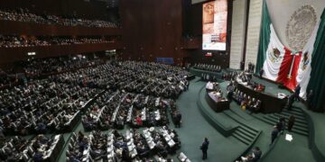 Legisladores en la cámara baja del Congreso esperan la ceremonia de investidura del presidente Andrés Manuel López Obrador, el 1 de diciembre de 2018, en Ciudad de México. (AP Foto/Marco Ugarte, Archivo)