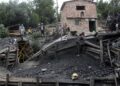 FOTO DE ARCHIVO: Socorristas y trabajadores mineros esperan sentados en la entrada a una mina que sufrió una explosión en Sutatausa el 1 de febrero 2011. REUTERS/Fredy Builes