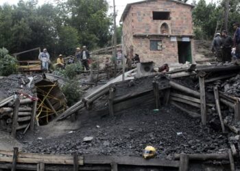 FOTO DE ARCHIVO: Socorristas y trabajadores mineros esperan sentados en la entrada a una mina que sufrió una explosión en Sutatausa el 1 de febrero 2011. REUTERS/Fredy Builes