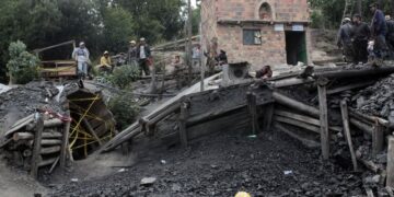 FOTO DE ARCHIVO: Socorristas y trabajadores mineros esperan sentados en la entrada a una mina que sufrió una explosión en Sutatausa el 1 de febrero 2011. REUTERS/Fredy Builes