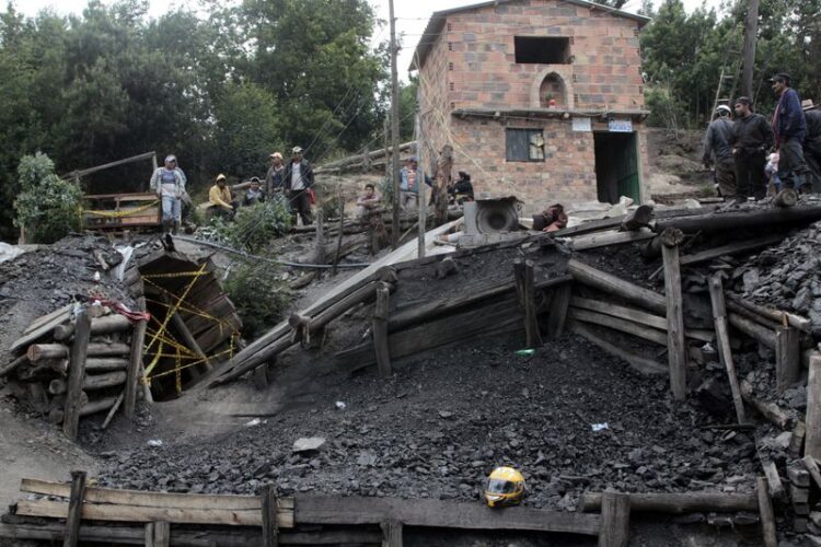 FOTO DE ARCHIVO: Socorristas y trabajadores mineros esperan sentados en la entrada a una mina que sufrió una explosión en Sutatausa el 1 de febrero 2011. REUTERS/Fredy Builes