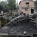 FOTO DE ARCHIVO: Socorristas y trabajadores mineros esperan sentados en la entrada a una mina que sufrió una explosión en Sutatausa el 1 de febrero 2011. REUTERS/Fredy Builes
