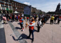 MEX5130. CIUDAD DE MÉXICO (MÉXICO), 21/06/2021.- Trabajadores desalojan sus oficinas hoy, durante el Macrosimulacro en Ciudad de México. El simulacro de terremoto realizado este lunes en México fue "un éxito" en la capital, ya que sonaron el 99 % de los altavoces que emiten alerta sísmica y la participación fue "muy alta", informó la jefa de Gobierno, Claudia Sheinbaum. EFE/ Carlos Ramírez