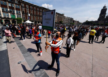 MEX5130. CIUDAD DE MÉXICO (MÉXICO), 21/06/2021.- Trabajadores desalojan sus oficinas hoy, durante el Macrosimulacro en Ciudad de México. El simulacro de terremoto realizado este lunes en México fue "un éxito" en la capital, ya que sonaron el 99 % de los altavoces que emiten alerta sísmica y la participación fue "muy alta", informó la jefa de Gobierno, Claudia Sheinbaum. EFE/ Carlos Ramírez