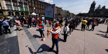 MEX5130. CIUDAD DE MÉXICO (MÉXICO), 21/06/2021.- Trabajadores desalojan sus oficinas hoy, durante el Macrosimulacro en Ciudad de México. El simulacro de terremoto realizado este lunes en México fue "un éxito" en la capital, ya que sonaron el 99 % de los altavoces que emiten alerta sísmica y la participación fue "muy alta", informó la jefa de Gobierno, Claudia Sheinbaum. EFE/ Carlos Ramírez