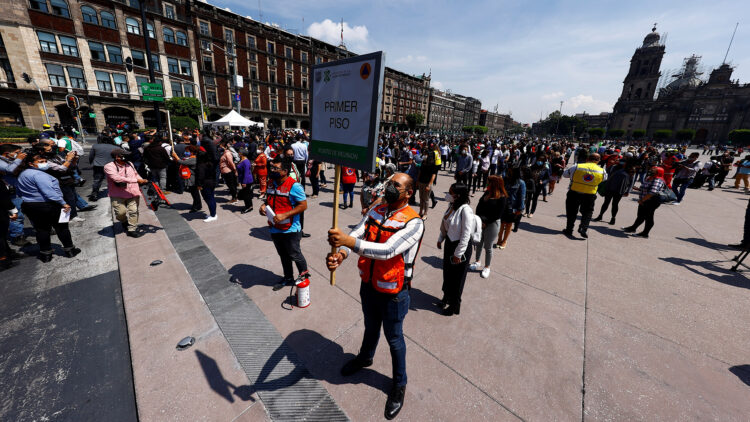 MEX5130. CIUDAD DE MÉXICO (MÉXICO), 21/06/2021.- Trabajadores desalojan sus oficinas hoy, durante el Macrosimulacro en Ciudad de México. El simulacro de terremoto realizado este lunes en México fue "un éxito" en la capital, ya que sonaron el 99 % de los altavoces que emiten alerta sísmica y la participación fue "muy alta", informó la jefa de Gobierno, Claudia Sheinbaum. EFE/ Carlos Ramírez