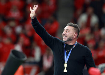 MEX3160. TOLUCA (MÉXICO), 25/05/2025.- El entrenador del Toluca Antonio Mohamed celebra este domingo, tras obtener el campeonato en un partido de la final del Torneo Clausura 2025 de la Liga MX entre Toluca y América, en el estadio Nemesio Díez en Toluca (México). EFE/ Alex Cruz