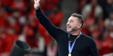 MEX3160. TOLUCA (MÉXICO), 25/05/2025.- El entrenador del Toluca Antonio Mohamed celebra este domingo, tras obtener el campeonato en un partido de la final del Torneo Clausura 2025 de la Liga MX entre Toluca y América, en el estadio Nemesio Díez en Toluca (México). EFE/ Alex Cruz