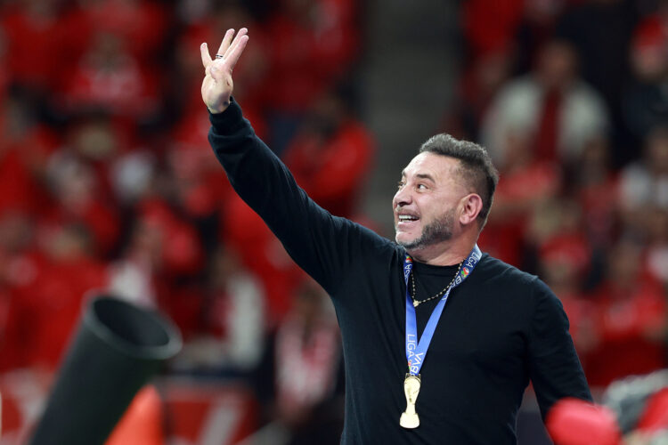 MEX3160. TOLUCA (MÉXICO), 25/05/2025.- El entrenador del Toluca Antonio Mohamed celebra este domingo, tras obtener el campeonato en un partido de la final del Torneo Clausura 2025 de la Liga MX entre Toluca y América, en el estadio Nemesio Díez en Toluca (México). EFE/ Alex Cruz